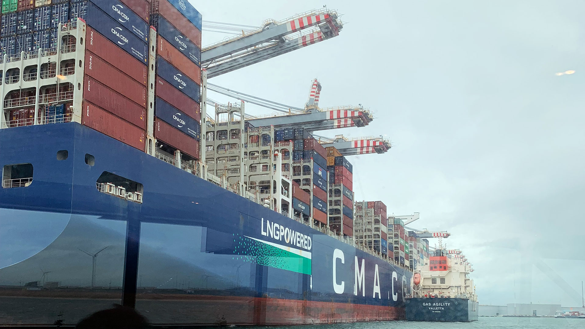 Bild på fartyg med containrar och lastkranar